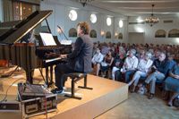 Pianist am Klavier vor Zuschauern, Langenargener Schlosskonzrte, Amt für Tourismus, Kultur und Marketing