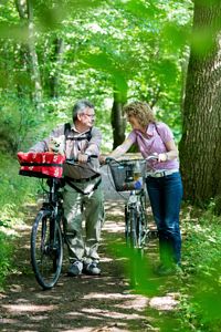 Älteres Pärchen beim Radfahren im Wald, Bad Lauterberg im Harz