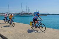 Radfahrer am Hafen, I.D. Riva Tours