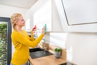 Mellerud; Frau putzt Küchenschrank