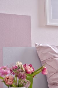 rosafarbene Wandgestaltung mit passendem Blumenstrauß, Erfurt