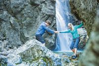 Kochel a. See, Walchensee, Wasserfall, Menschen am Wasserfall