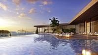 Hotel am Abend mit Infinitypool, I.D. Riva Tours