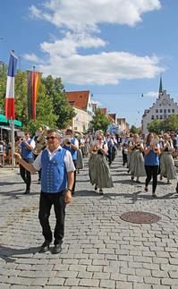 Parade mit Menschen in Trachten, Stadt Neumarkt i.d.OPf.