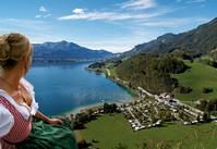 Top Camping Austria; Frau vor Bergpanorama