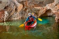 Kärnten Tourismus; Menschen paddeln in Grotte, Paddeln