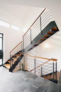 Treppe mit Stahlkonstruktion, Stufenmaterial Longlife, Kenngott-Treppen