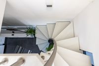 Treppenabgang aus Vogelperspektive, Treppe im Telefonzellenformat, Longlife Stufen, Kenngott