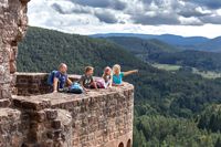 Familie auf Burg vor Waldpanorama