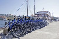 Fahrräder im Hafen mit Schiff, I.D. Riva Tours