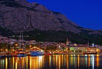 Beleuchteter Hafen am Abend, I.D. Riva Tours