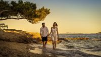 Paar beim romantischen Strandspaziergang, I.D. Riva Tours