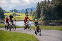 Familie bei Fahrradtour in der Natur, Südliches Allgäu