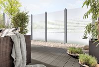 Terrasse mit Boden in Holzoptik und Glas-Sichtschutz, HolzLand