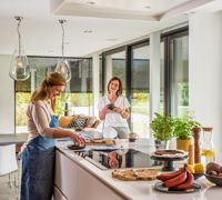 Frauen kochen in der abgedunkelten Küche, RENSON