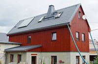 Luxmetall; Haus mit roter Fassade