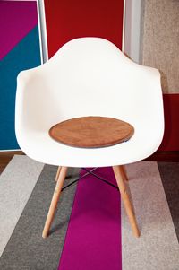 Stuhl mit Sitzkissen, Designerstuhl mit Sitzkissen, Stuhl auf buntem Teppich, Wollfilz, monofaktur