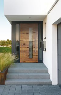 Eingangsbereich mit Haustür in Holzoptik und Glaseinsatz, noblesse GmbH