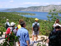 Wandergruppe auf Berg mit Meerblick, I.D. Riva Tours