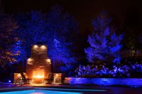 Pool mit Outdoorkamin und blauer Beleuchtung, Rainpro