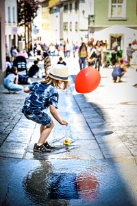 Kind mit Luftballon, Bregenz