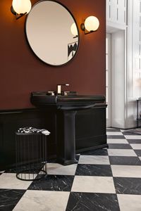 Badezimmer mit schwarzem Waschtisch, Villeroy & Boch
