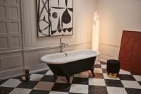 Badezimmer mit schwarzer Badewanne, Villeroy & Boch