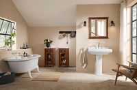 Badezimmer mit weißen Sanitärobjekten, Villeroy & Boch