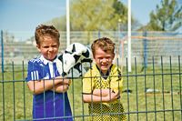 Kinder spielen Fußball, Metallzaun, RAL Gütegemeinschaft Metallzauntechnik