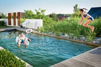 Mädchen springt in Pool, Vater und Tochter im Naturpool, Mann entspannt im Naturpool, Balena