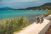 Kärnten; Radfahrer am See