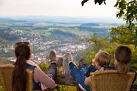 Familie mit Kind genießt Aussicht über das Tal, Bad Lauterberg im Harz