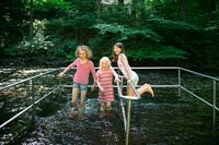Drei Kinder im Kneipp-Wasserbecken, Bad Lauterberg im Harz