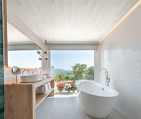 Badezimmer mit weißen Deckenpaneelen, Logoclic