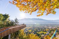 Aussichtsplattform an einem Berg im Herbst, Liechtenstein