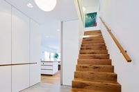  Hausflur mit Holztreppe, moderner Wohnstil, Wolf-Haus