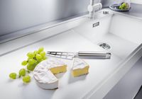 Käse auf Küchenarbeitsplatte, weiße Küchenarmatur, Hygienische Küchenoberflächen, BLANCO