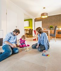 Familie, Fußboden, Spielen auf Fußboden, Fußbodenheizung, Kermaik-Klimaboden, Schlüter-Systems