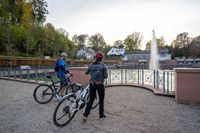 Fahrradfahrer vor Wasserfontäne, Südwestpfalz