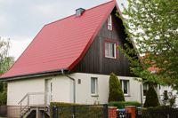 Haus mit rotem Dach, Haus mit roten Metalldachpfannen, Luxmetall