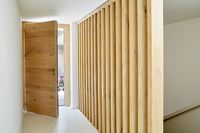 Eingangsbereich mit Holzhaustür und Holzgeländer, Josko Smart Mix, Josko