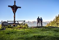 Pärchen genießt Aussicht vom Gipfelkreuz, Südliches Allgäu