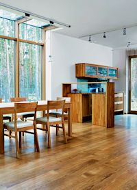 Wohnraum mit Holzboden und Holzmöbeln, Remmers