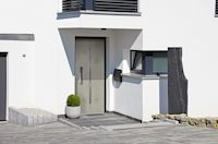 Modernes weißes Haus mit heller Haustür, Rodenberg