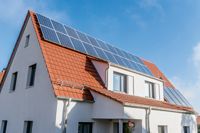IWO; Haus mit Solarzellen