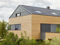 Haus mit Holzfassade und Buntsandstein-Dachziegeln, Dachziegel aus Buntsandstein, ERLUS