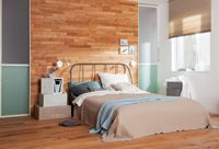 Schlafzimmer mit Bett und Holzpaneelen, Acrylglas-Dekorplatten, Gutta