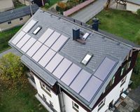Hausdach mit Kollektoren, Sonnenenergie nutzen, Solartechnik, Solarbayer