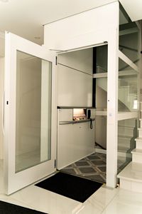 Wohnzimmer mit Homelift, Wohnraum mit privatem Aufzug, Cibes A5000, Ammann & Rottkord