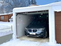 Geöffnete Garage im Winter